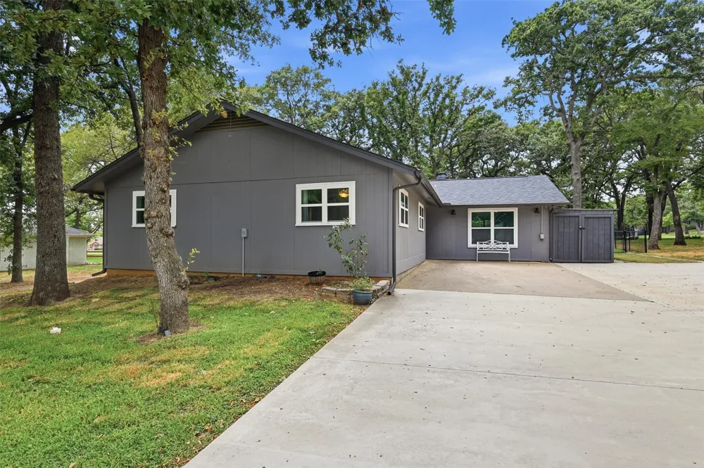 237 Cayuga Trail Lake Kiowa, TX 76240