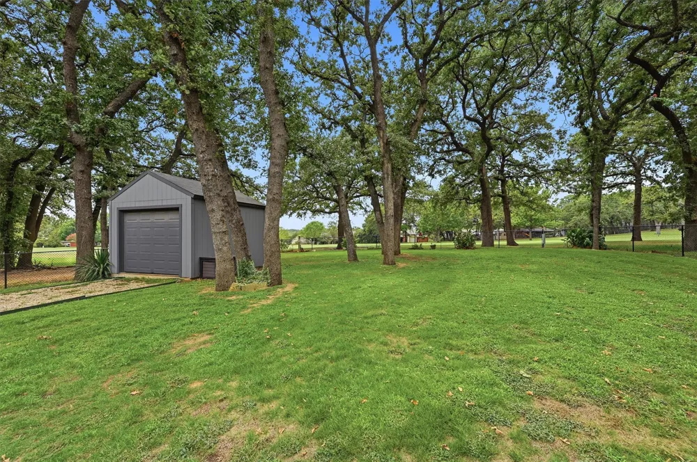 237 Cayuga Trail Lake Kiowa, TX 76240