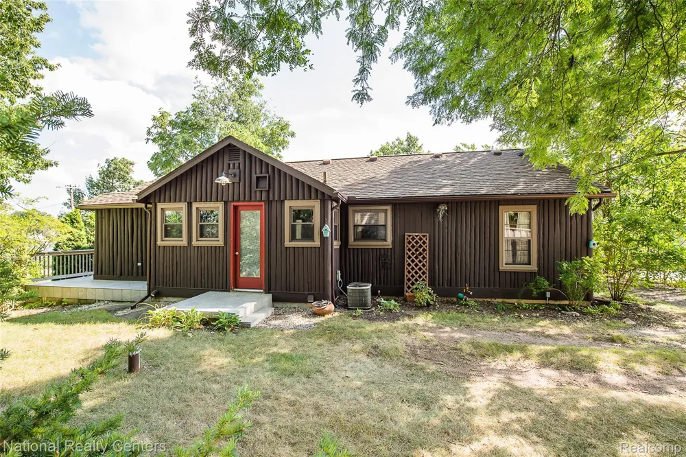 3847 Jackson Boulevard White Lake Charter Township, MI 48383