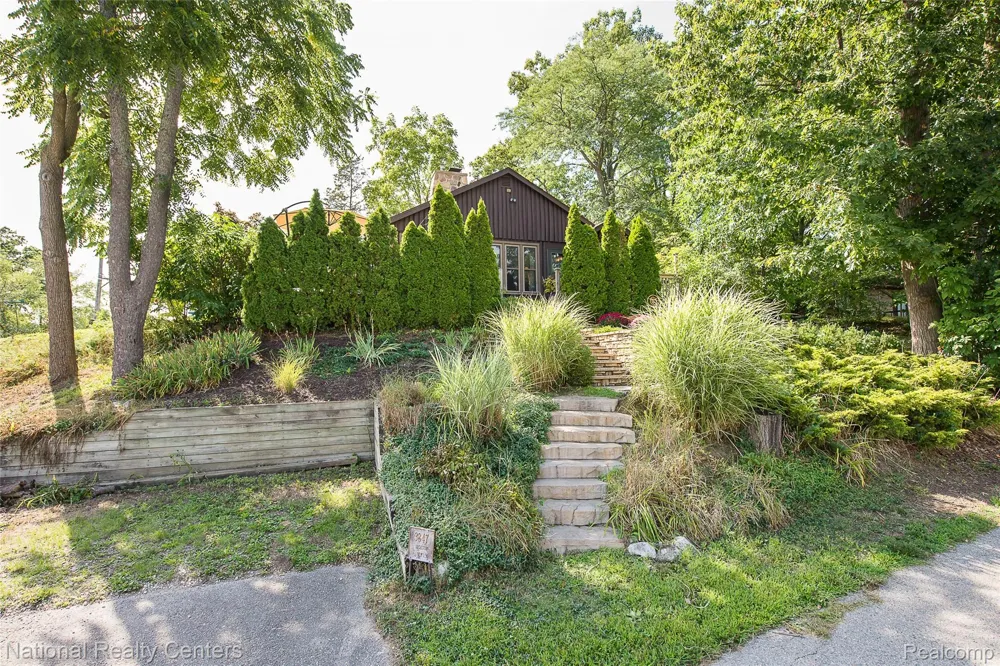 3847 Jackson Boulevard White Lake Charter Township, MI 48383