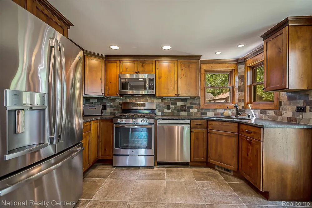 3847 Jackson Boulevard White Lake Charter Township, MI 48383
