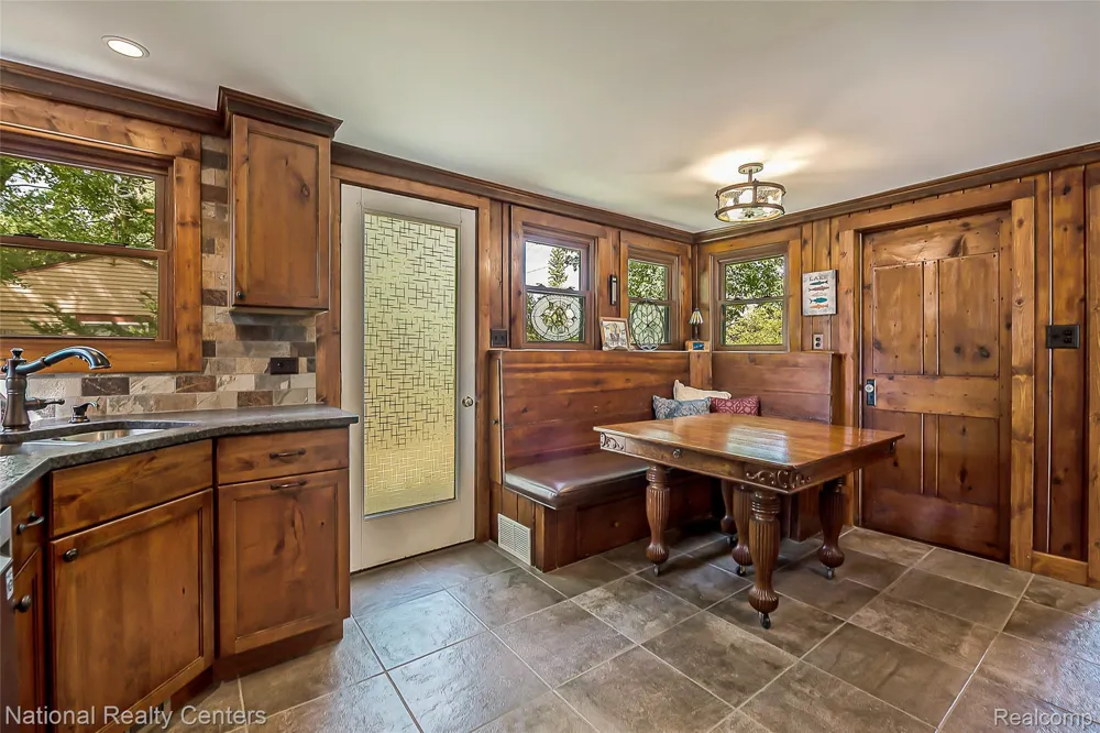 3847 Jackson Boulevard White Lake Charter Township, MI 48383