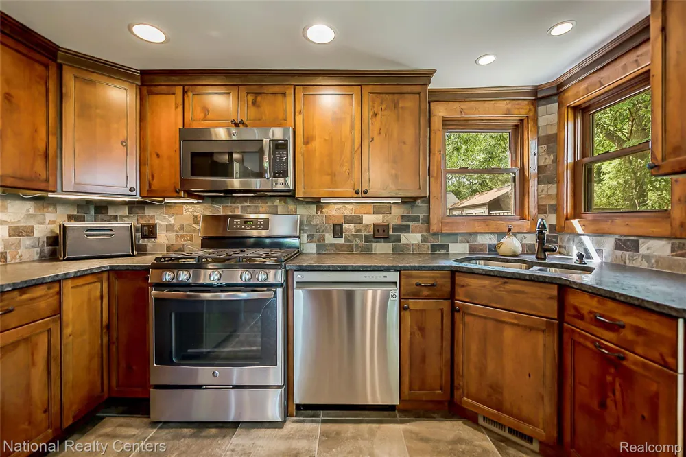 3847 Jackson Boulevard White Lake Charter Township, MI 48383