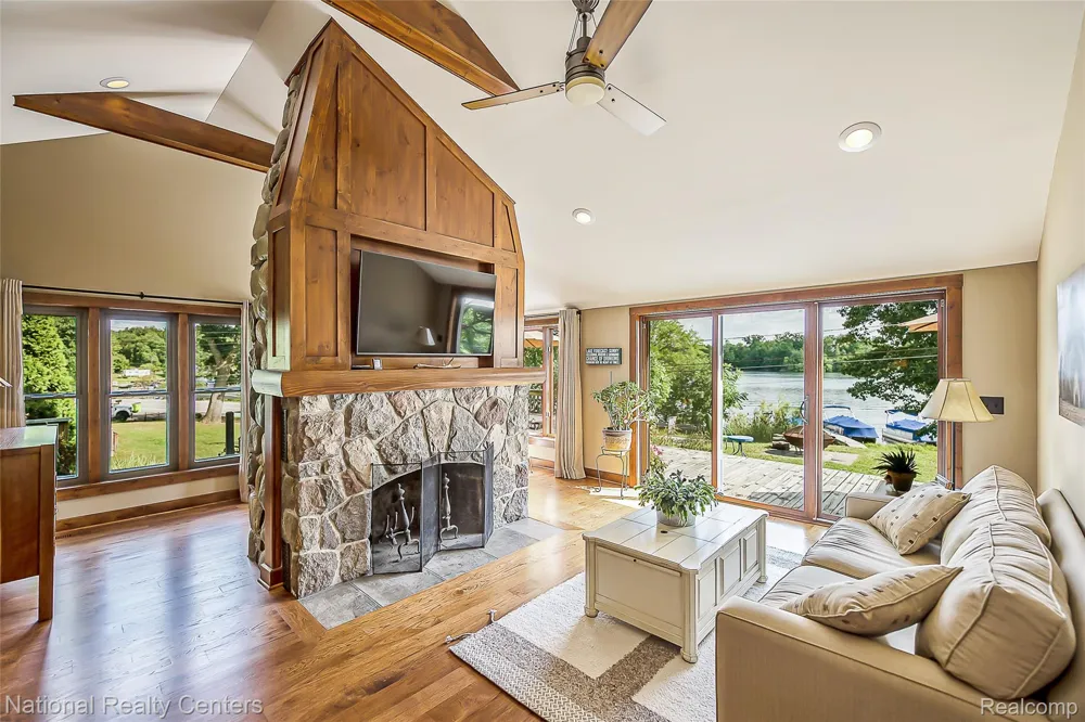 3847 Jackson Boulevard White Lake Charter Township, MI 48383