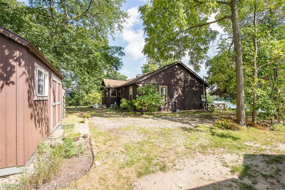 3847 Jackson Boulevard White Lake Charter Township, MI 48383