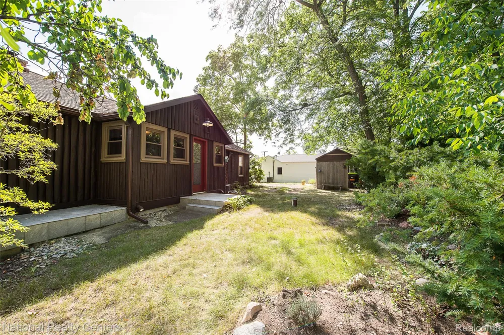 3847 Jackson Boulevard White Lake Charter Township, MI 48383
