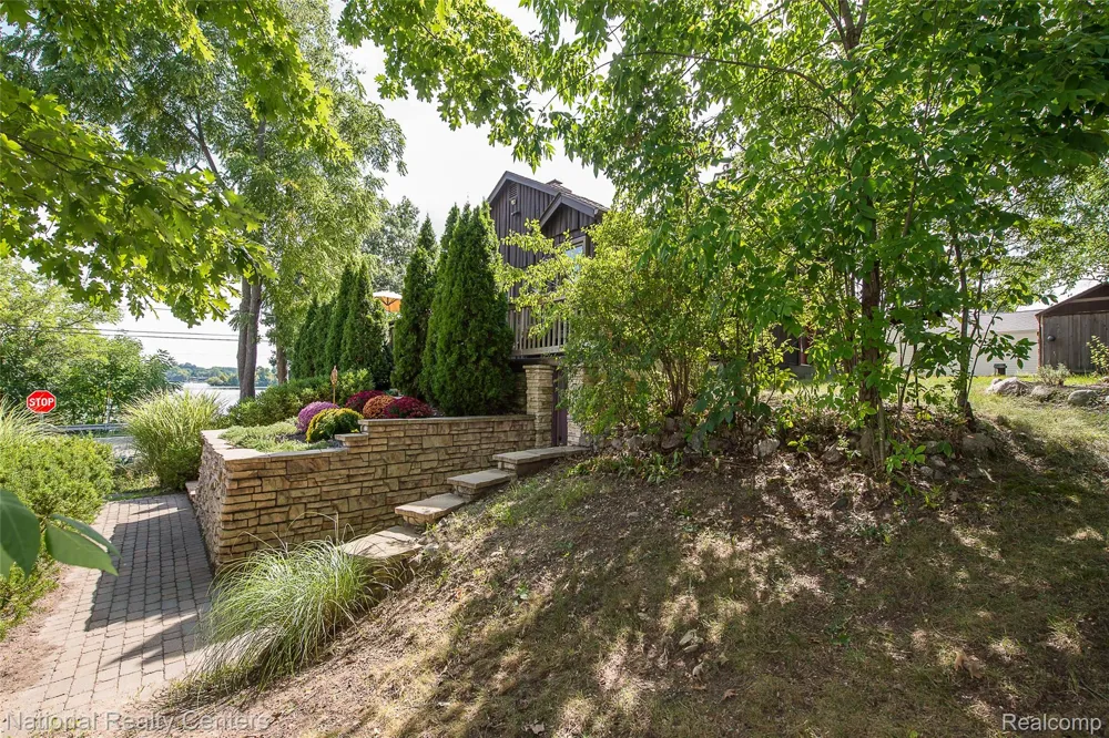 3847 Jackson Boulevard White Lake Charter Township, MI 48383
