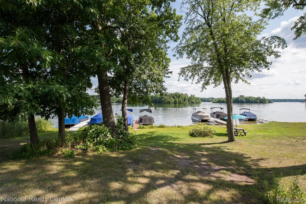 3847 Jackson Boulevard White Lake Charter Township, MI 48383
