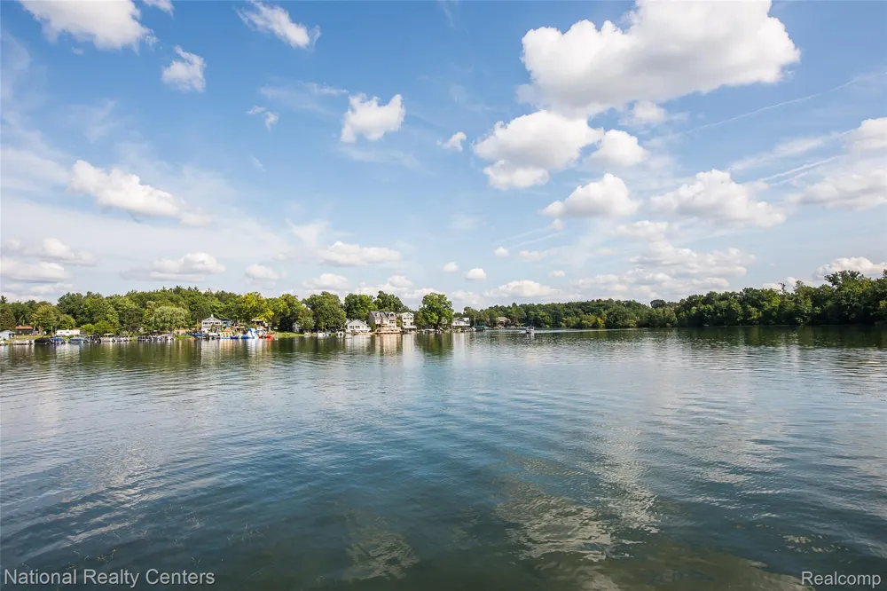 3847 Jackson Boulevard White Lake Charter Township, MI 48383