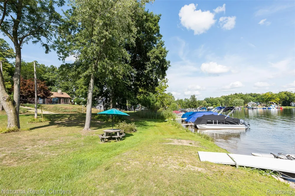 3847 Jackson Boulevard White Lake Charter Township, MI 48383