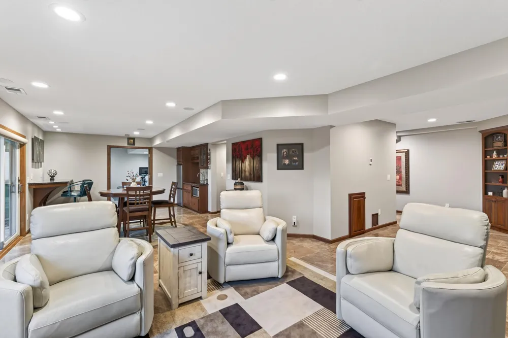 8939 Heatherton Ridge Drive Savage, MN 55378