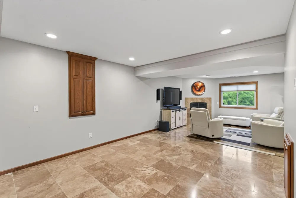 8939 Heatherton Ridge Drive Savage, MN 55378