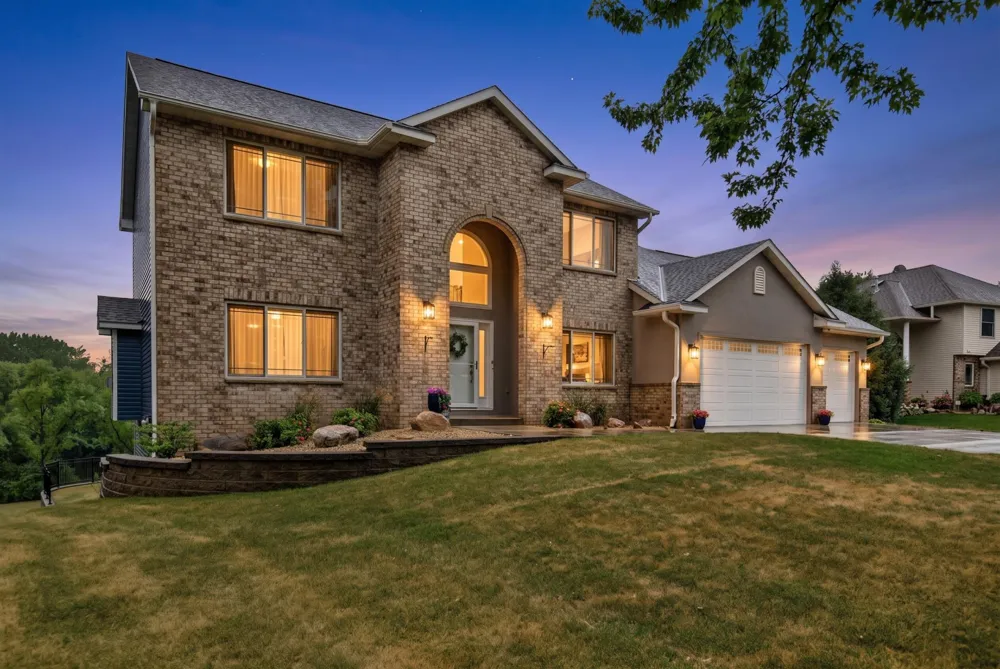 8939 Heatherton Ridge Drive Savage, MN 55378