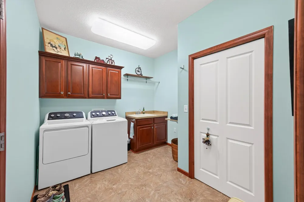 677 Lake Ridge Drive Woodbury, MN 55129