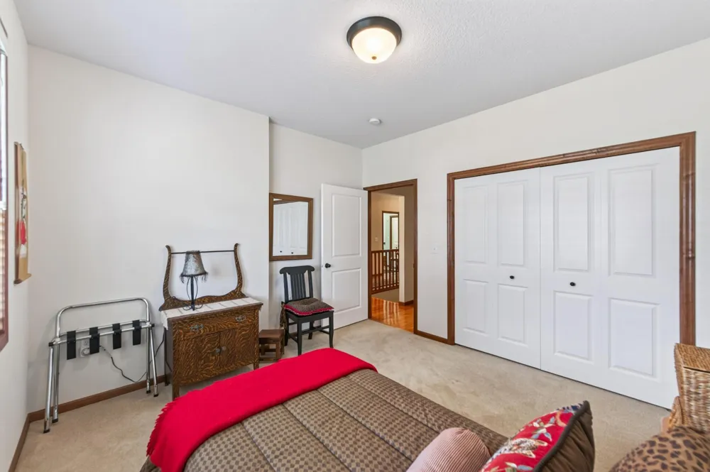 677 Lake Ridge Drive Woodbury, MN 55129