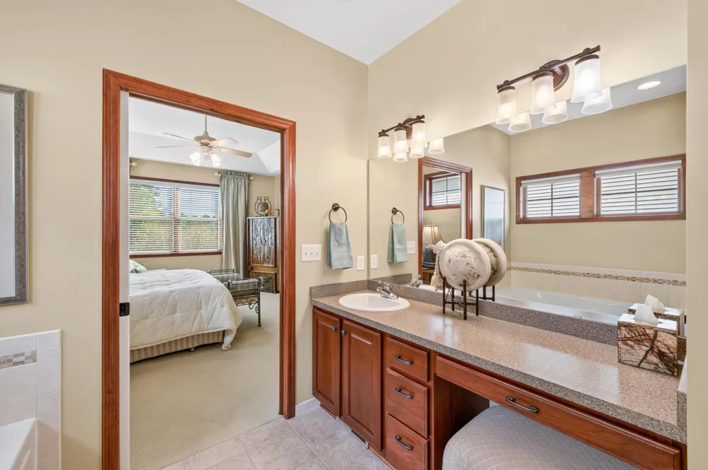 677 Lake Ridge Drive Woodbury, MN 55129