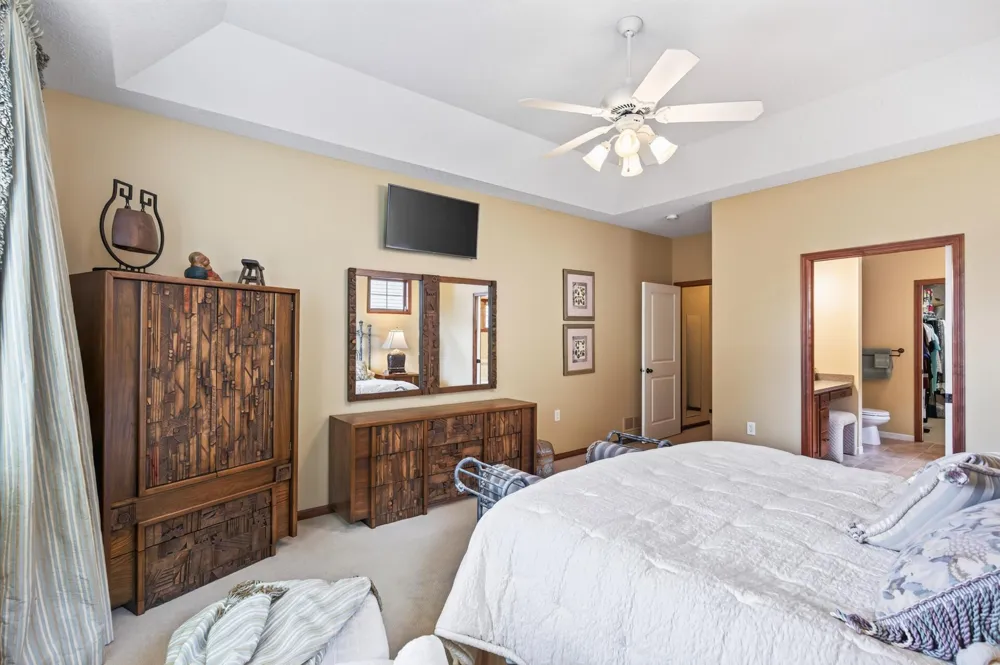 677 Lake Ridge Drive Woodbury, MN 55129