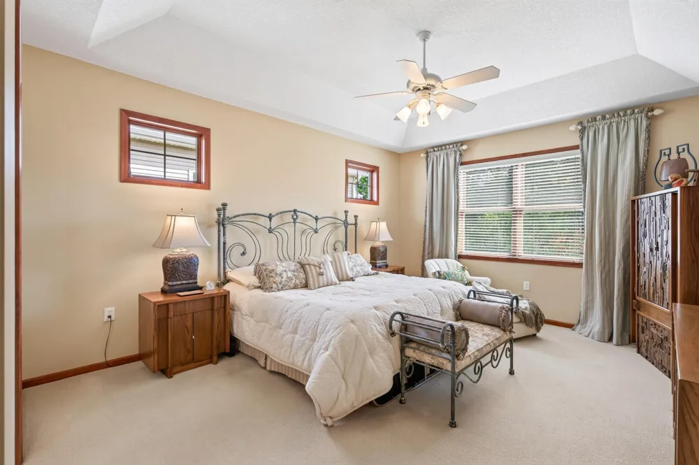 677 Lake Ridge Drive Woodbury, MN 55129