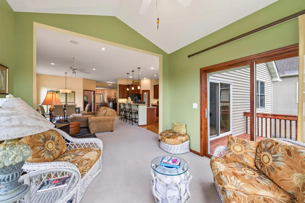 677 Lake Ridge Drive Woodbury, MN 55129
