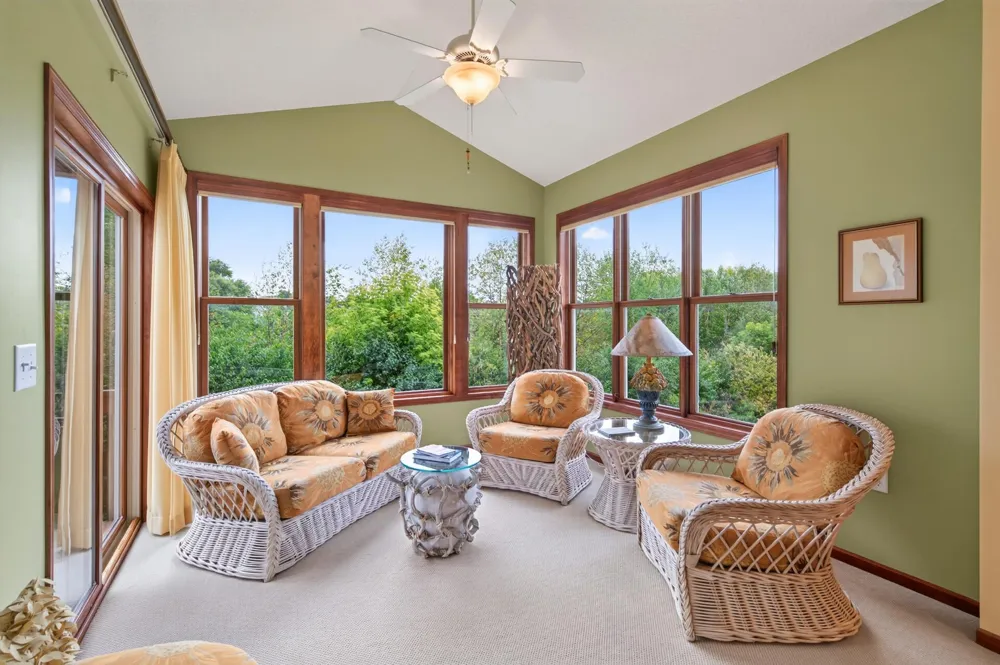 677 Lake Ridge Drive Woodbury, MN 55129