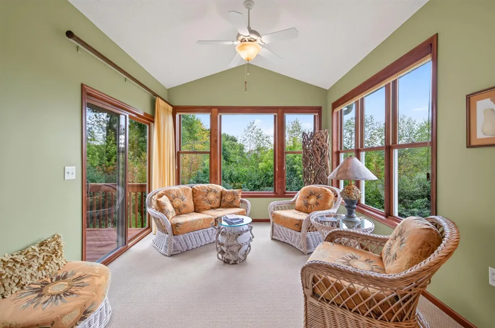 677 Lake Ridge Drive Woodbury, MN 55129