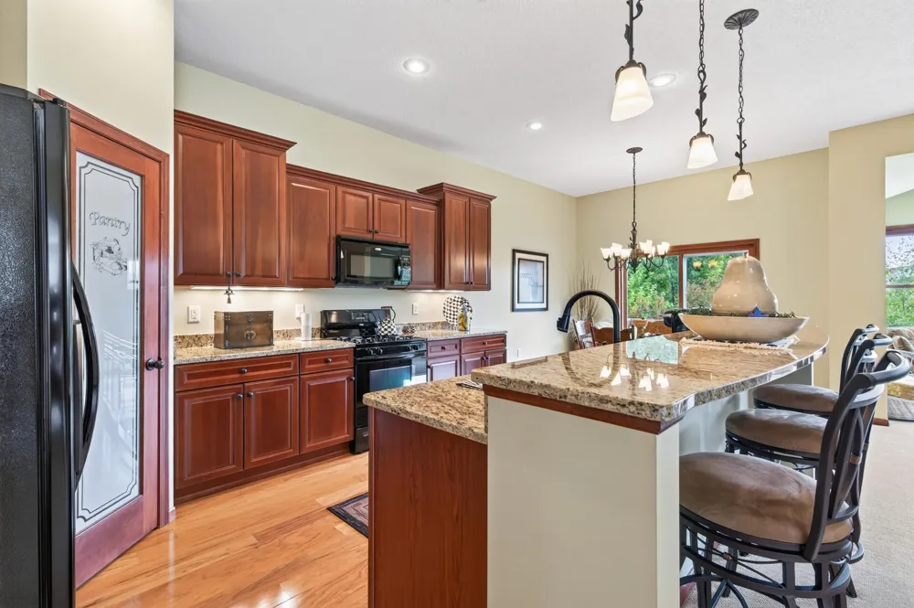 677 Lake Ridge Drive Woodbury, MN 55129