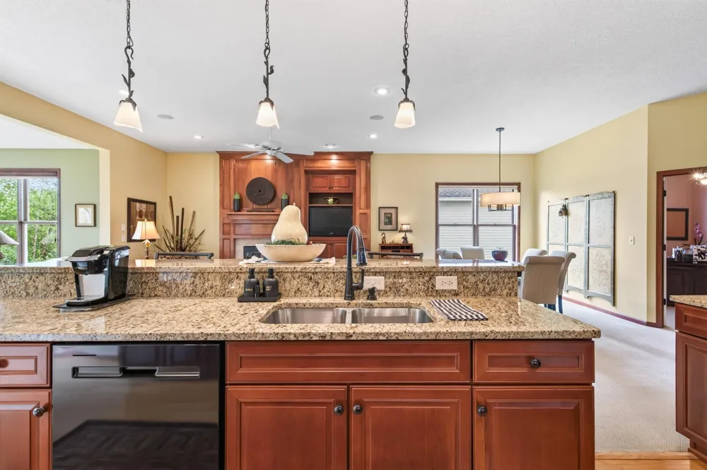 677 Lake Ridge Drive Woodbury, MN 55129