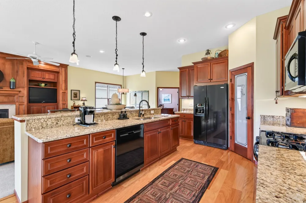 677 Lake Ridge Drive Woodbury, MN 55129