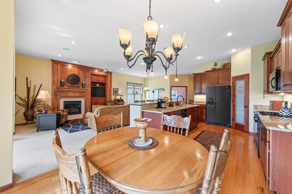 677 Lake Ridge Drive Woodbury, MN 55129