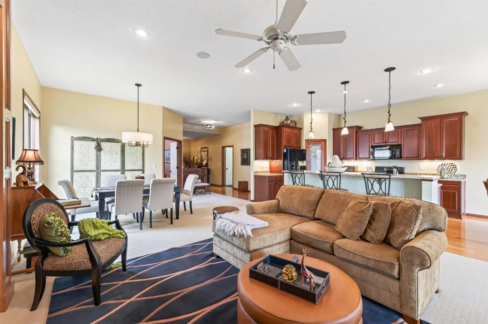 677 Lake Ridge Drive Woodbury, MN 55129