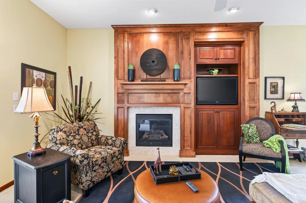 677 Lake Ridge Drive Woodbury, MN 55129