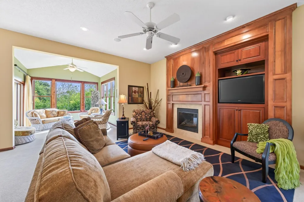 677 Lake Ridge Drive Woodbury, MN 55129