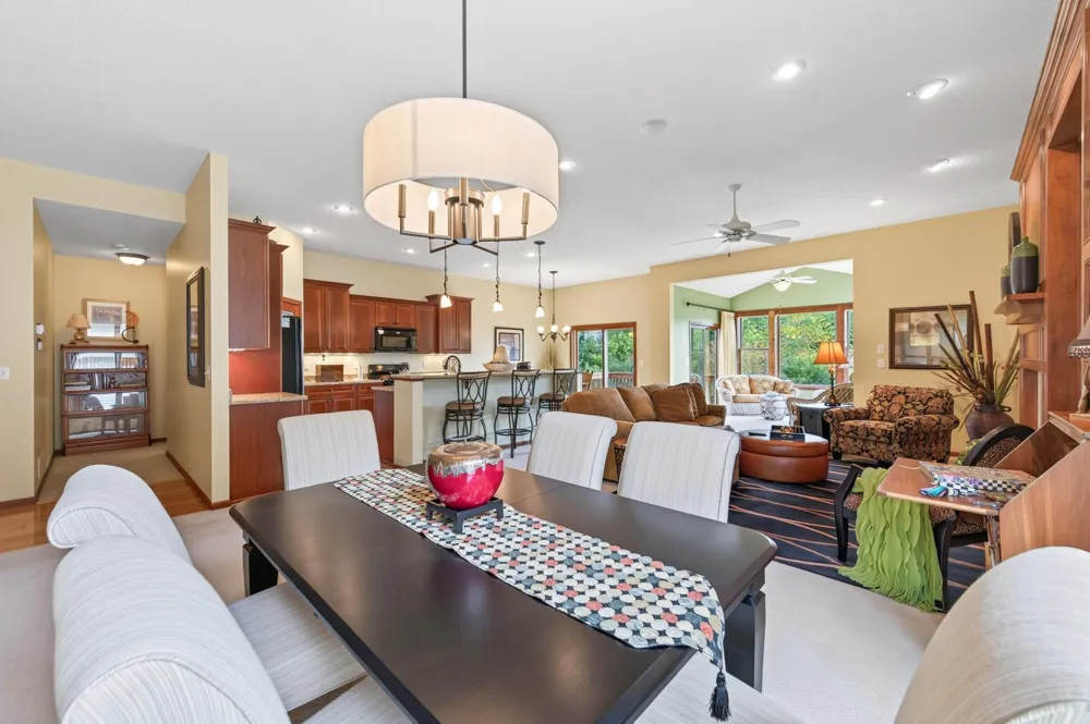 677 Lake Ridge Drive Woodbury, MN 55129