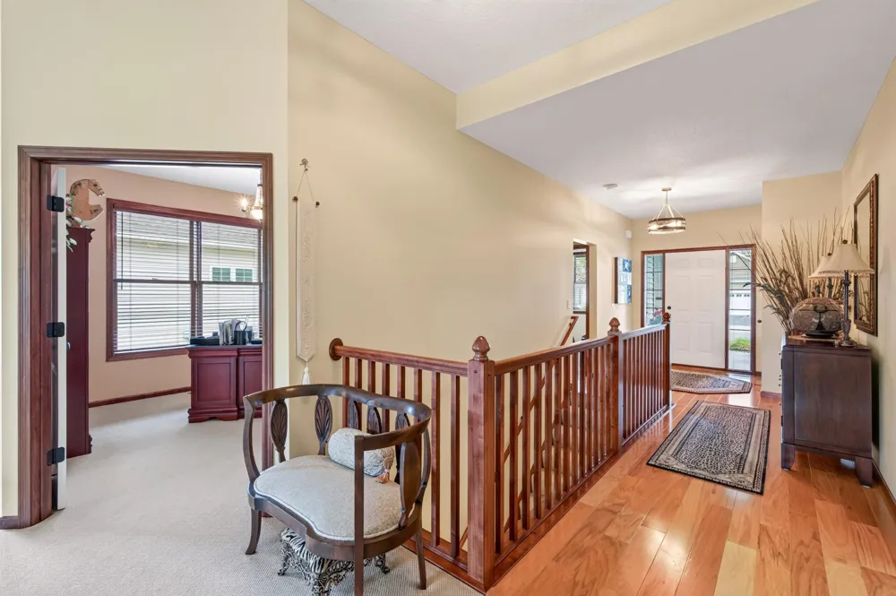 677 Lake Ridge Drive Woodbury, MN 55129