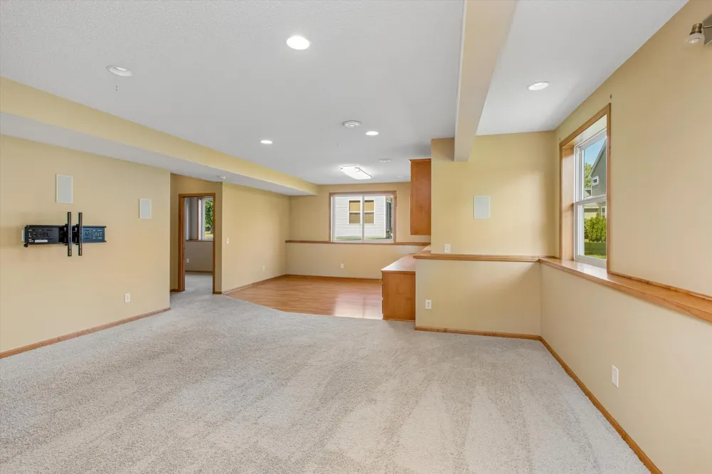 7221 Lydia Lane Woodbury, MN 55125