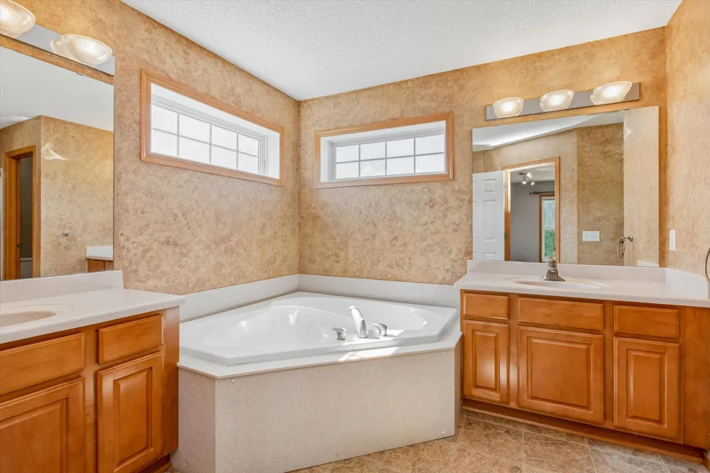 7221 Lydia Lane Woodbury, MN 55125