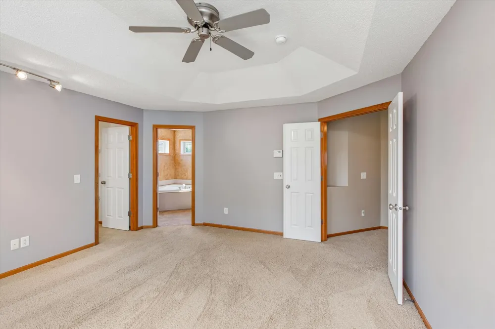 7221 Lydia Lane Woodbury, MN 55125