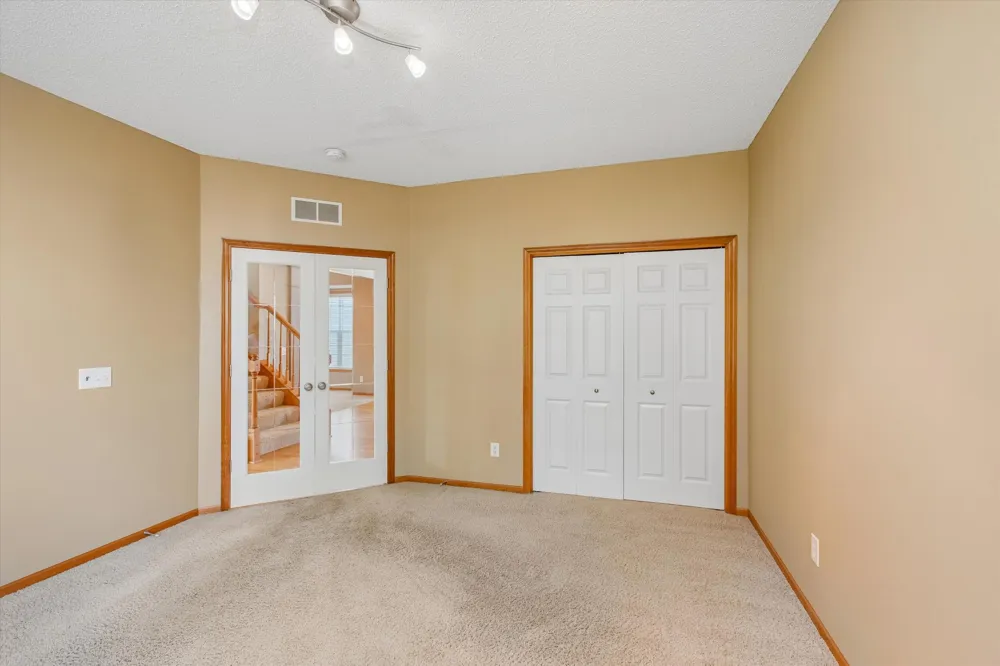 7221 Lydia Lane Woodbury, MN 55125