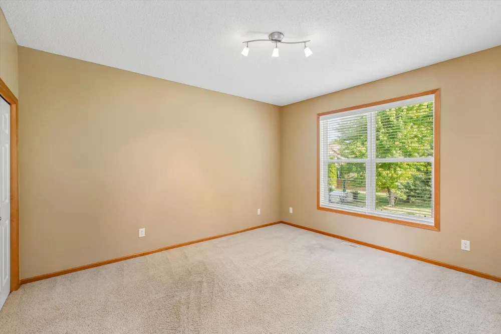 7221 Lydia Lane Woodbury, MN 55125