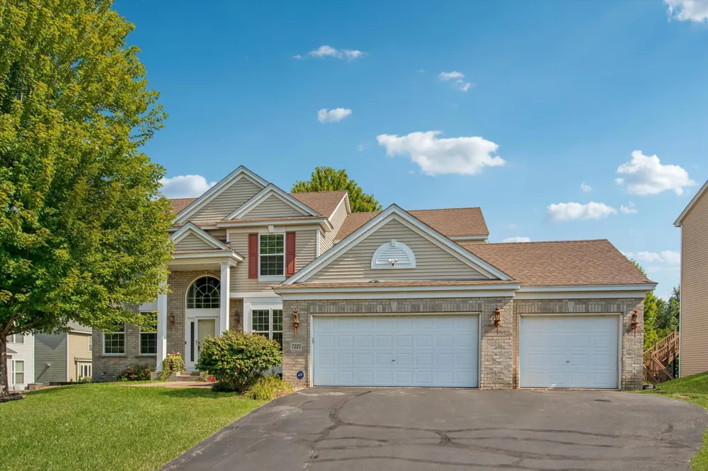 7221 Lydia Lane Woodbury, MN 55125