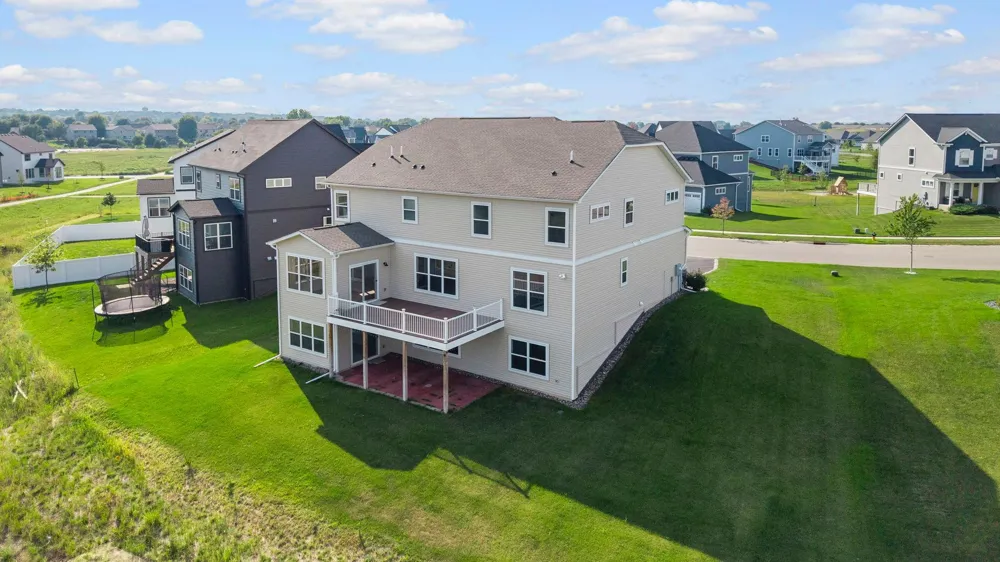1961 Dahlia Drive Shakopee, MN 55379