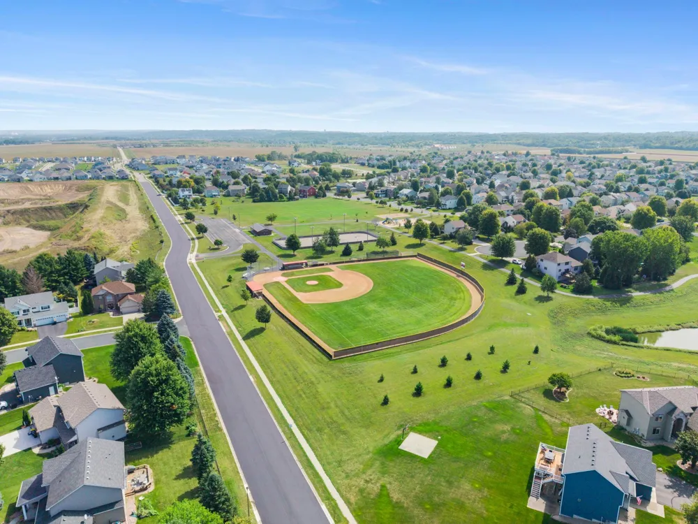 1961 Dahlia Drive Shakopee, MN 55379