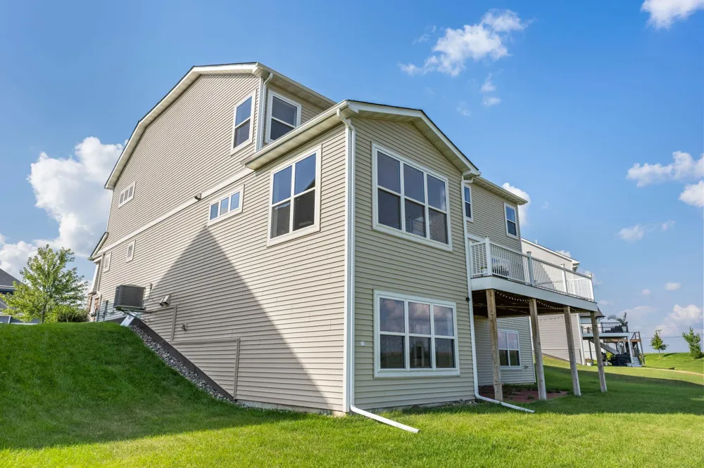 1961 Dahlia Drive Shakopee, MN 55379