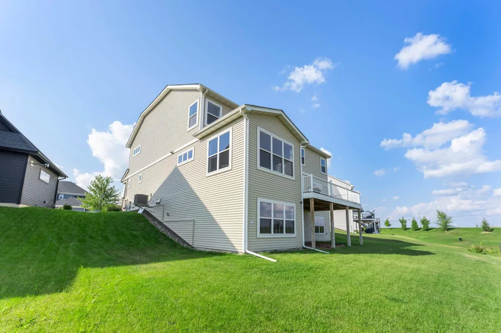 1961 Dahlia Drive Shakopee, MN 55379