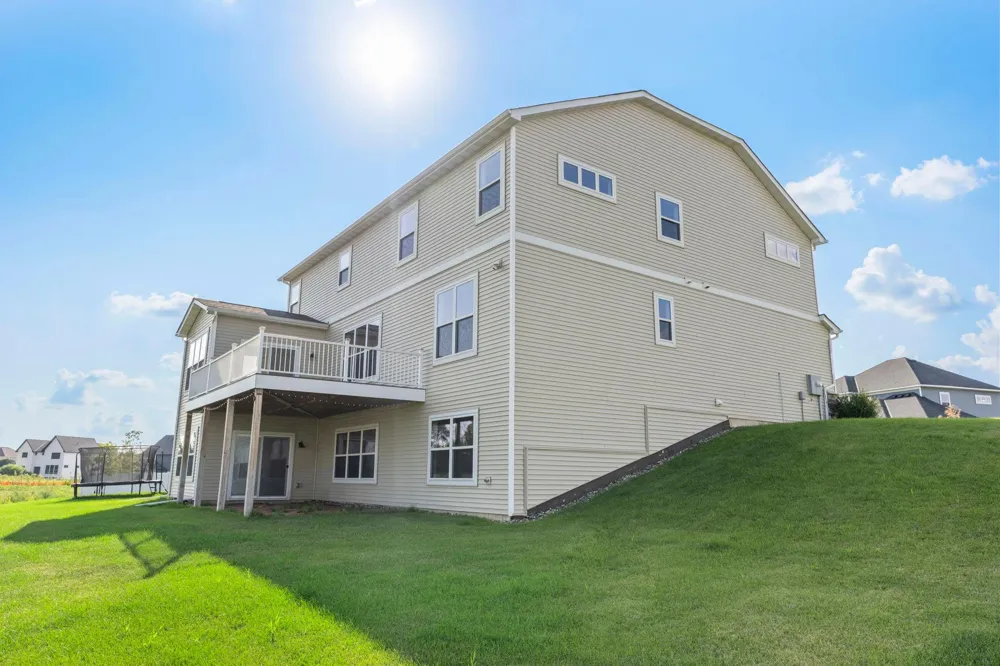 1961 Dahlia Drive Shakopee, MN 55379