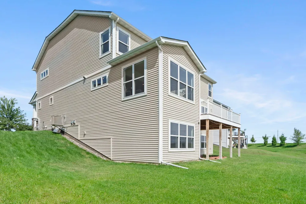 1961 Dahlia Drive Shakopee, MN 55379