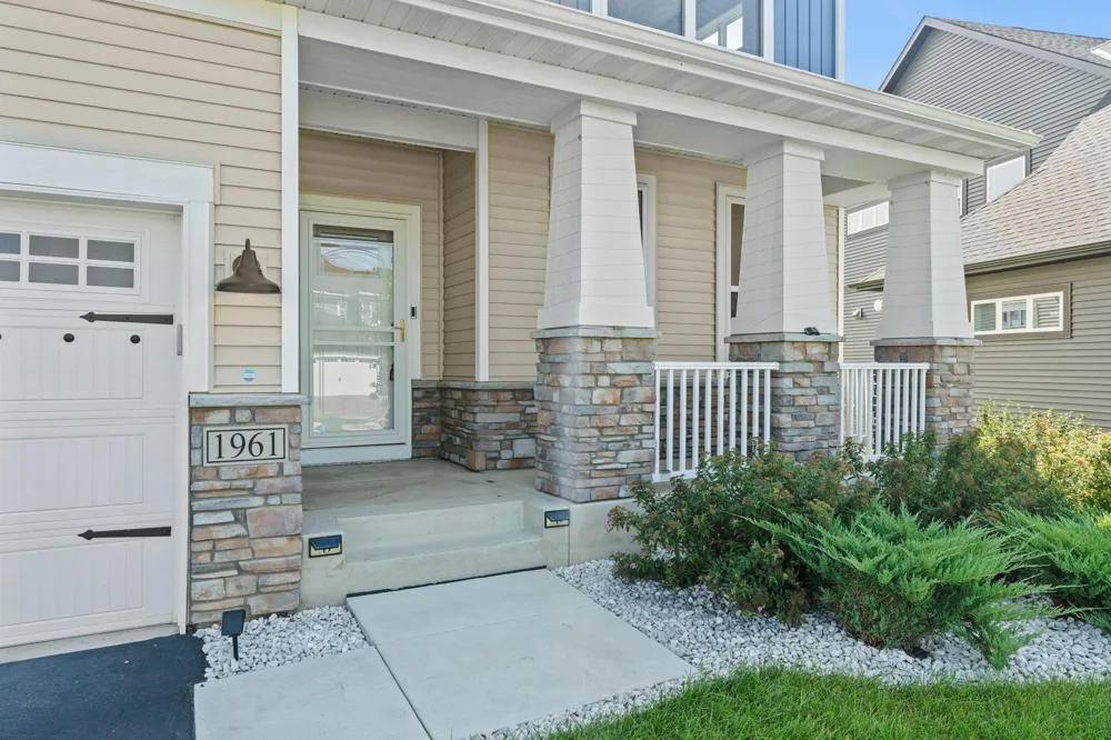 1961 Dahlia Drive Shakopee, MN 55379