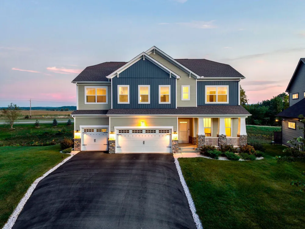 1961 Dahlia Drive Shakopee, MN 55379
