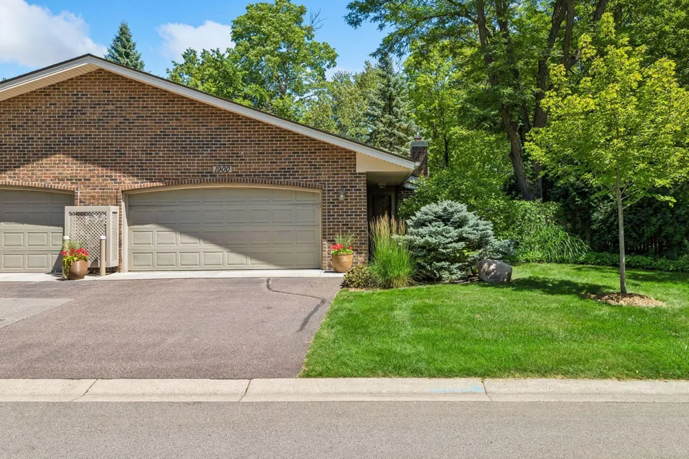 1900 Lanewood Lane Plymouth, MN 55447