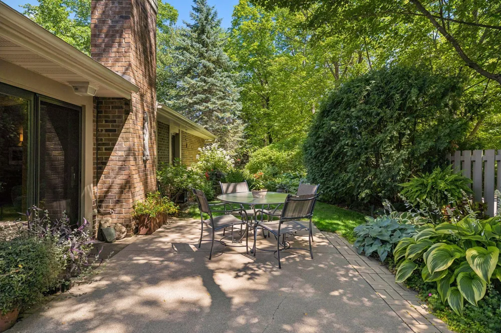 1900 Lanewood Lane Plymouth, MN 55447